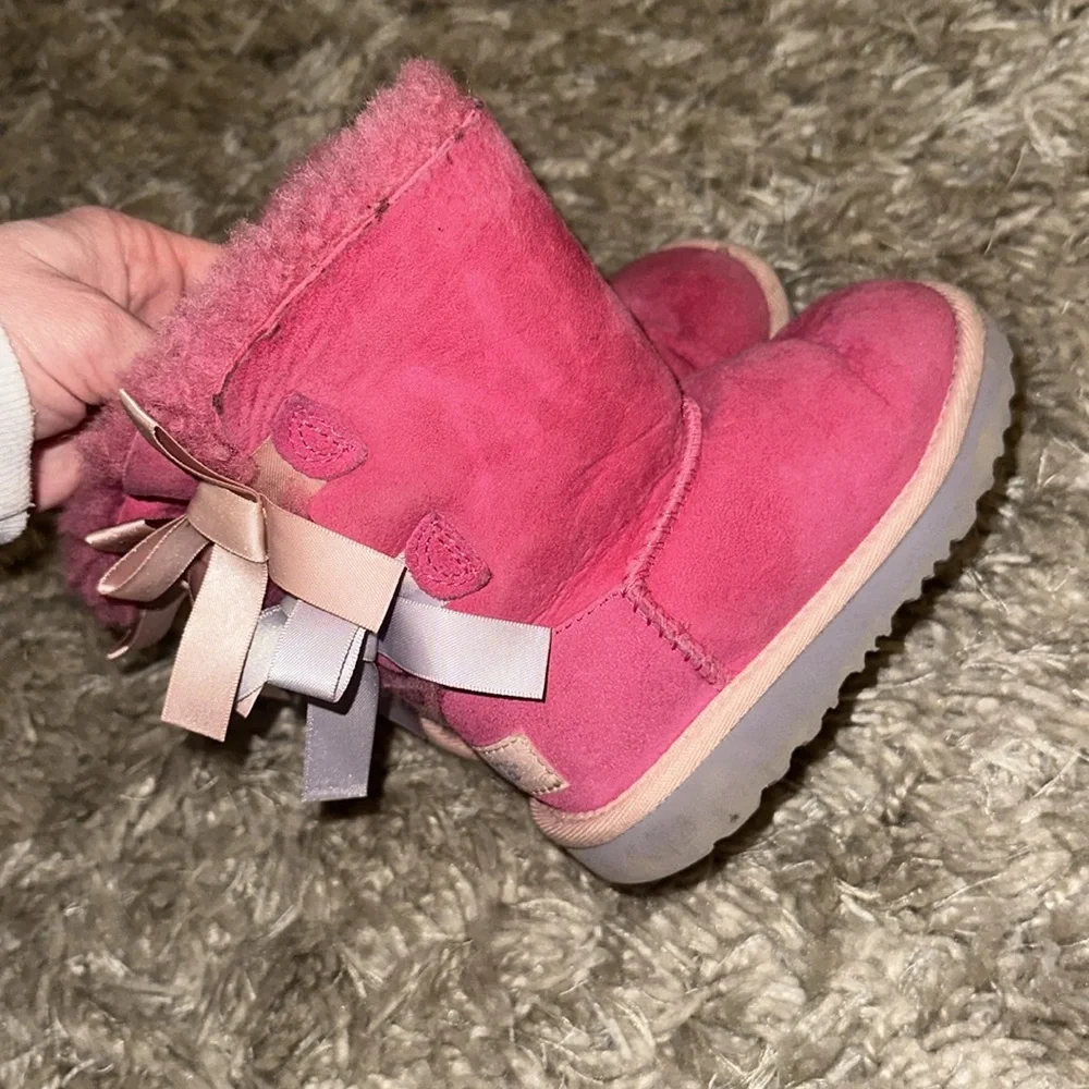 UGGS - Picture 3 of 7